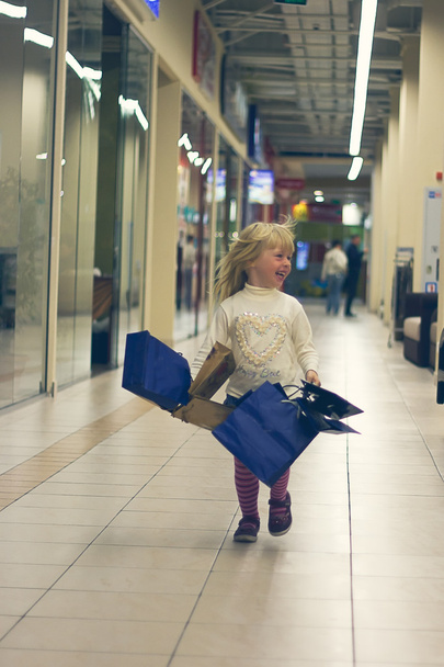 sarışın kız 3 yaşında çalışan Shopping - Fotoğraf, Görsel