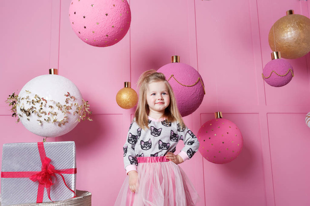Güzel kız çocuk elbise 3 yaşında. Bebek Rose kuvars odada tatil dekore edilmiştir.. - Fotoğraf, Görsel