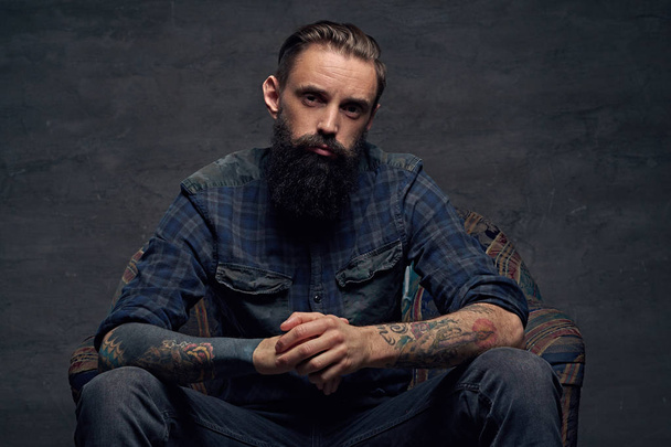 Uomo barbuto con braccio tatuato
 - Foto, immagini