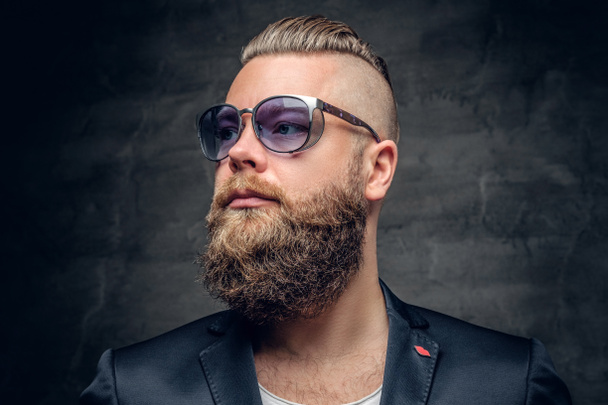  Uomo d'affari barbuto con occhiali viola
 - Foto, immagini