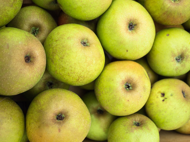 Manzanas verdes en venta en el mercado
 - Foto, Imagen