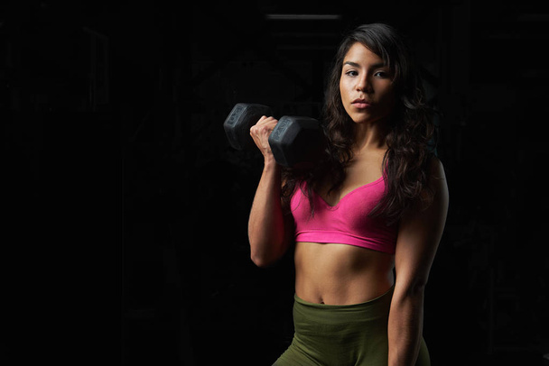 Beautiful sexy woman with dumbbell - Foto, afbeelding