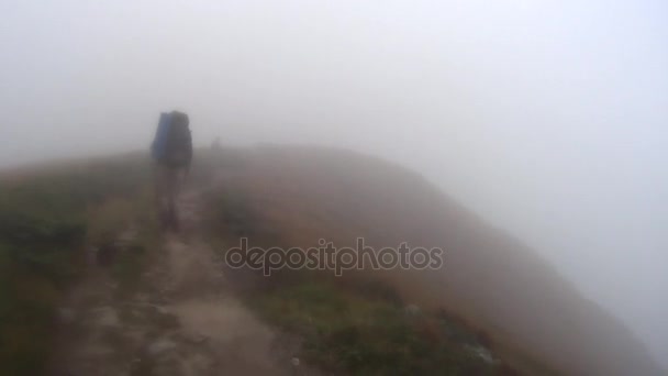 Dorosły człowiek piesze wycieczki w góry w burzy - Materiał filmowy, wideo
