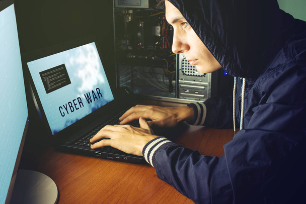 хакер в темноте нарушает доступ к краже информации
 - Фото, изображение