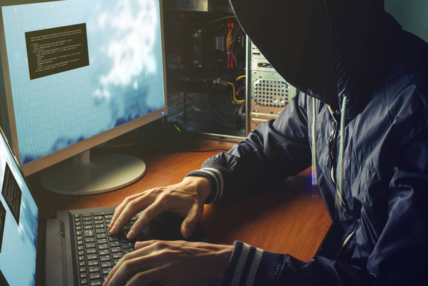 hacker anónimo sem rosto na escuridão, quebra o acesso
 - Foto, Imagem
