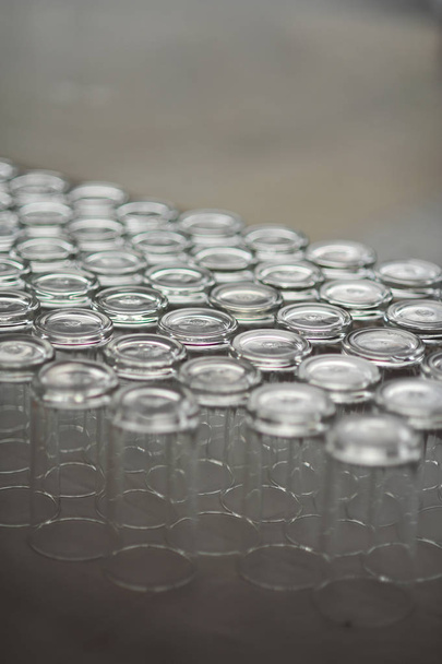 Ряд хмурых осколков стекла
 - Фото, изображение