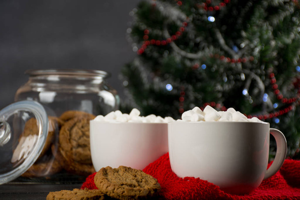 Cioccolata calda con marshmallow e biscotti
 - Foto, immagini