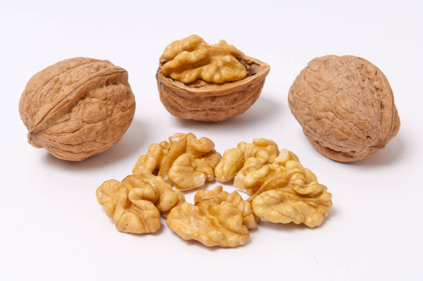 Орехи и грецкие орехи на белом фоне
 - Фото, изображение