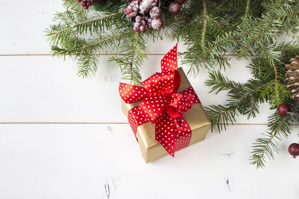 木の背景にクリスマスのギフトボックス - 写真・画像