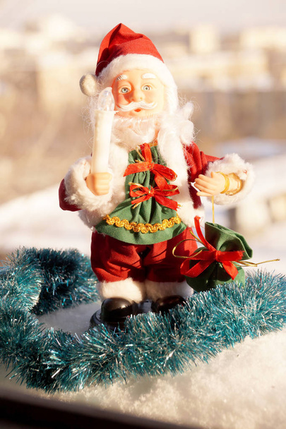 Giocattolo Babbo Natale con una candela in mano
 - Foto, immagini