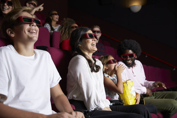Publiczność w kinie oglądając Film komediowy - Zdjęcie, obraz