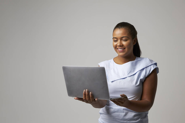 Businesswoman Using Laptop - Foto, Imagen
