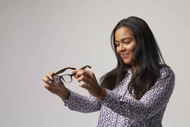 Female Optician Looking At Spectacles - Foto, immagini