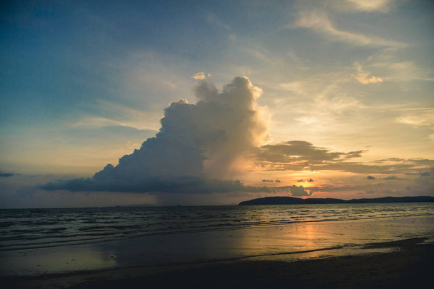 Beautiful sunset with great clouds on the sea - Foto, imagen