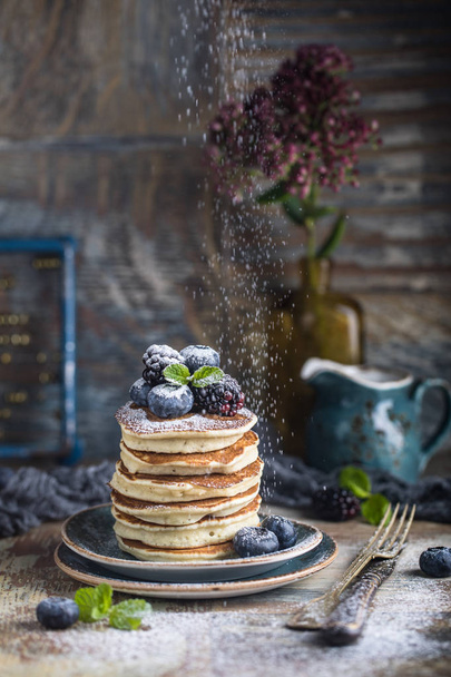 Homemade american pancakes with berries - Foto, Bild