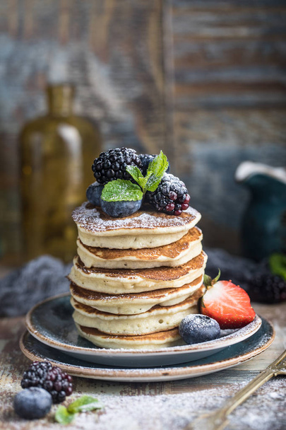Homemade american pancakes with berries - Foto, Imagem