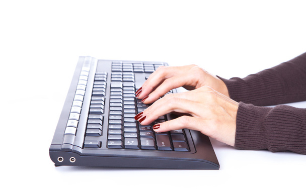 女性の手の黒のコンピューターのキーボードで入力します。 - 写真・画像