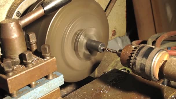 Funcionamiento de la perforación de un orificio en la máquina de torneado con refrigerante para trabajar el metal
 - Metraje, vídeo