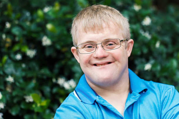 Homme handicapé souriant
 - Photo, image