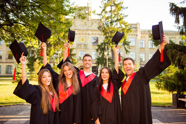 взволнованные счастливые пять выпускников в халатах вместе подняться
  - Фото, изображение