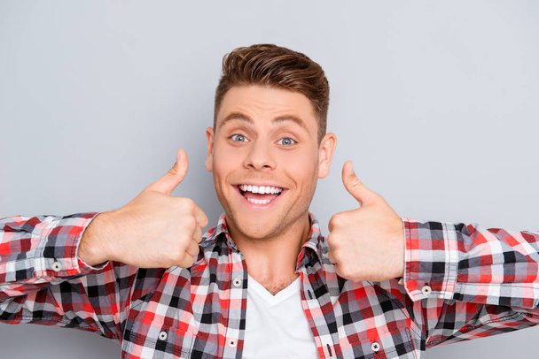 Portrait of young happy cheerful man showing thumbs up - Fotoğraf, Görsel