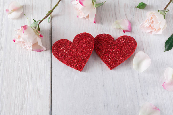 Fondo de San Valentín, corazones y flores en madera blanca
 - Foto, imagen