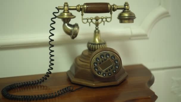 teléfono viejo en la mesita de noche en una habitación
 - Imágenes, Vídeo