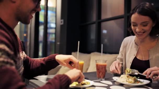 szczęśliwa para, obiad w restauracji wegańskiej - Materiał filmowy, wideo