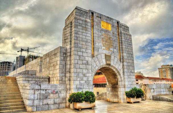 Меморіал американської війни в Гібралтарі. Побудований в 1933 році і включені в основні міську стіну. - Фото, зображення