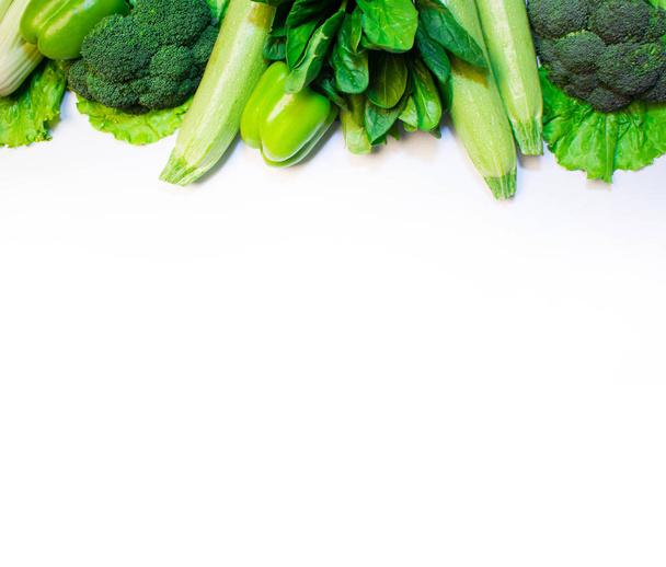 Beyaz arkaplanda yeşil sebzeler - Fotoğraf, Görsel