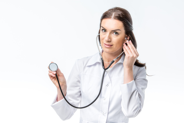 medico donna con stetoscopio  - Foto, immagini