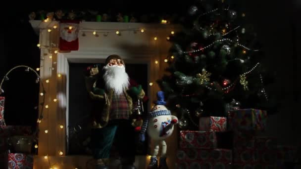 Święty Mikołaj na tle oświetlenia - Materiał filmowy, wideo