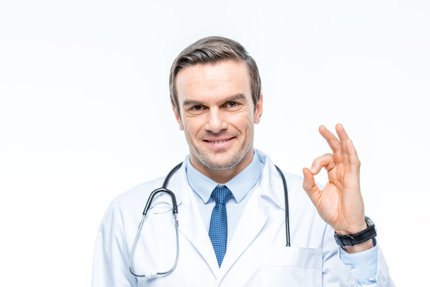 médecin masculin avec stéthoscope - Photo, image