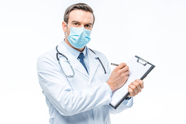 Doctor holding clipboard - Foto, afbeelding
