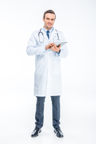 digitaalista tablettia käyttävä lääkäri - Valokuva, kuva
