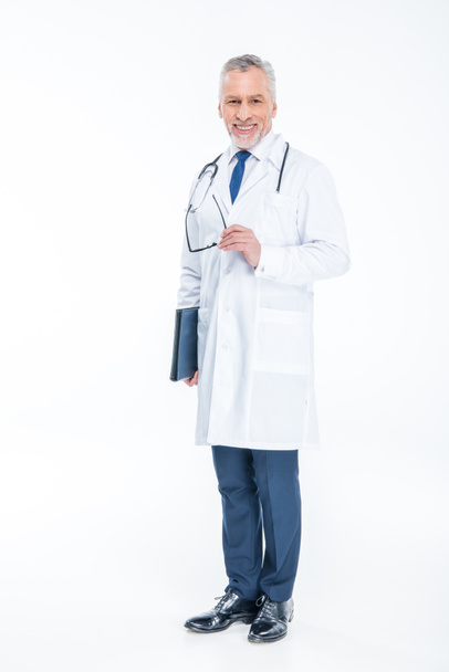Médico maduro con estetoscopio
   - Foto, Imagen