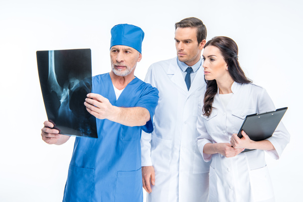 Médicos examinando imagen de rayos X
 - Foto, Imagen