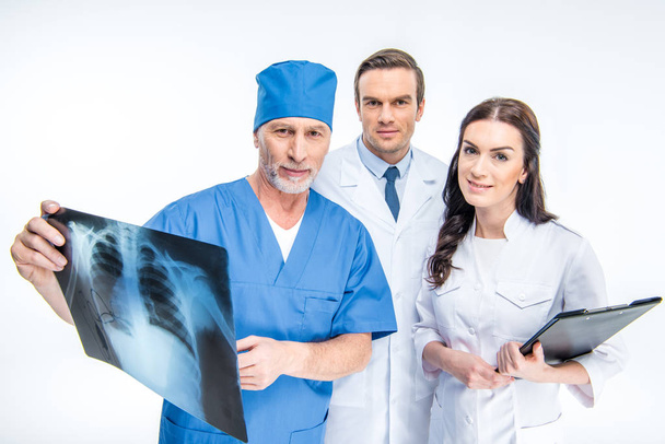 Doctors examining x-ray image - Foto, Imagen
