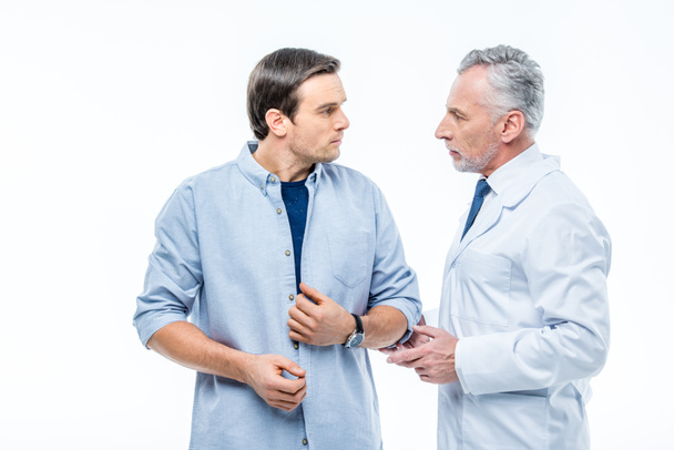 Doctor charlando con el paciente
 - Foto, Imagen