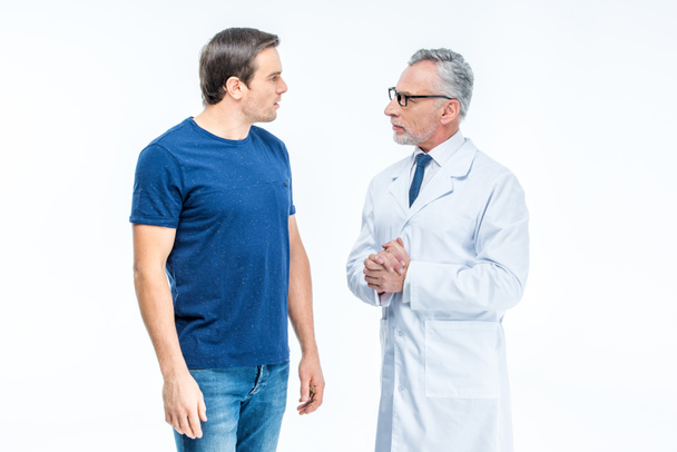Docteur bavarder avec le patient
 - Photo, image