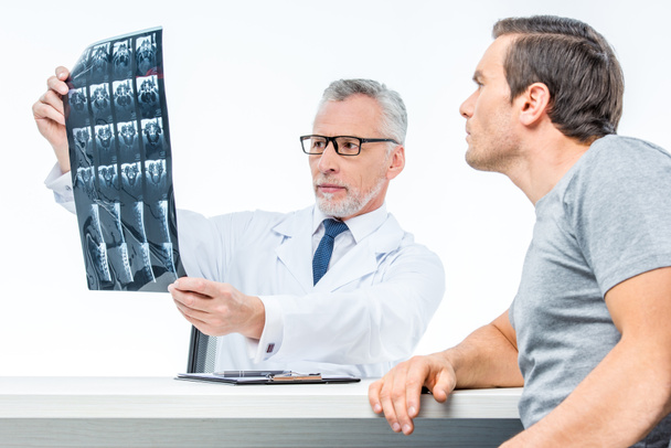 Doctor muestra imagen de rayos X
  - Foto, Imagen