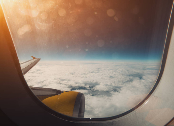 Wide view through aircraft illuminator - Фото, изображение