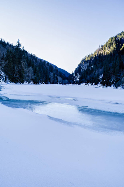 frozen landscape of Lake Petrimanul - Foto, Bild