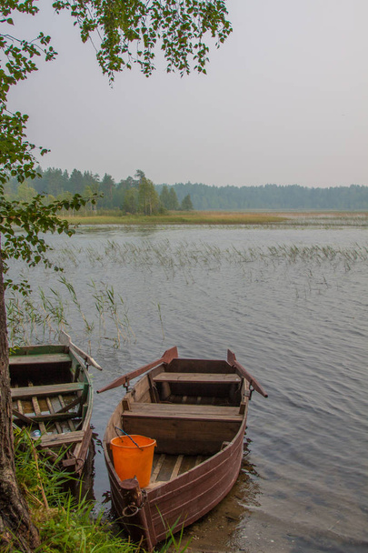 Wooden boat on the lake. - Fotoğraf, Görsel