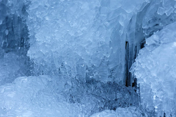 Congelados carámbanos en la pared rocosa en la montaña, primer plano con selec
 - Foto, Imagen