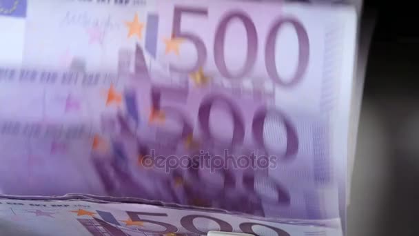 Přístroj na počítání peněz. Počítadlo bankovek počítá 500 eurobankovek. - Záběry, video