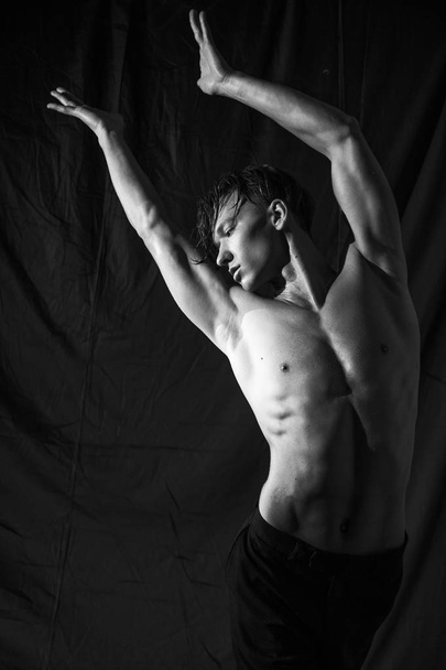 美しい若いセクシーな筋肉男の感情的なダンス - 写真・画像