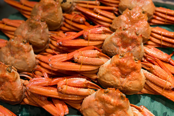 Krabben verkaufen sich auf dem Markt für Meeresfrüchte - Foto, Bild