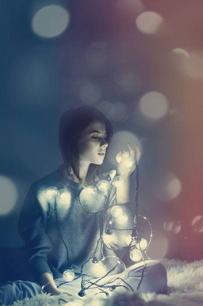  mujer joven con luces de hadas - Foto, Imagen