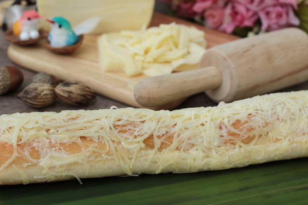 Sýr mozarella posypeme upečeného chleba je vynikající. - Fotografie, Obrázek